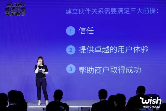 人在舞台上表演的几个人
低可信度描述已自动生成