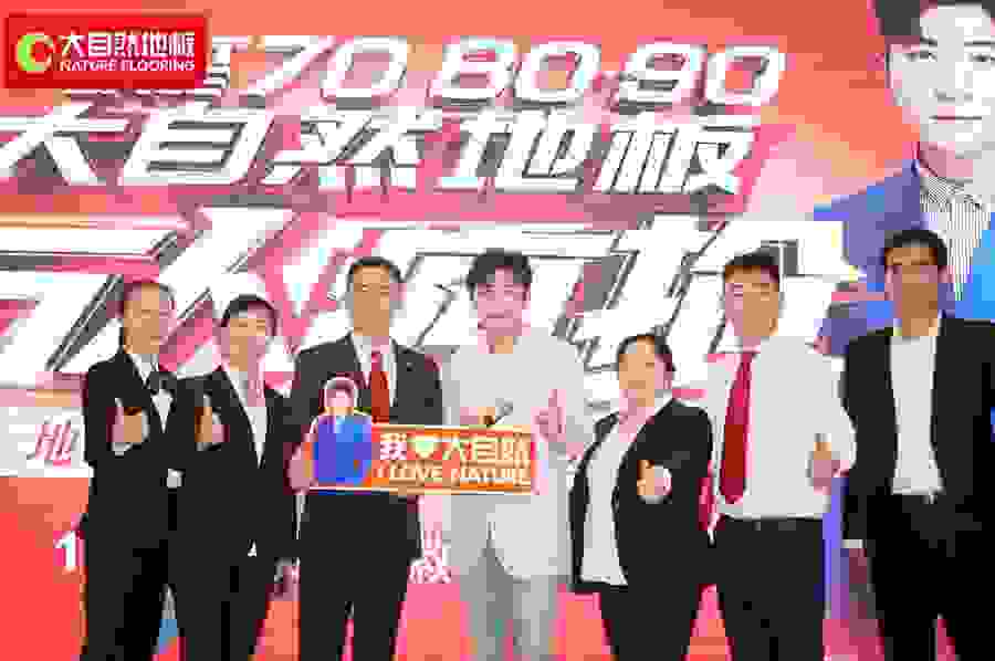 实力明星大左霸气回皖，现身大自然地板万人疯抢场面火爆