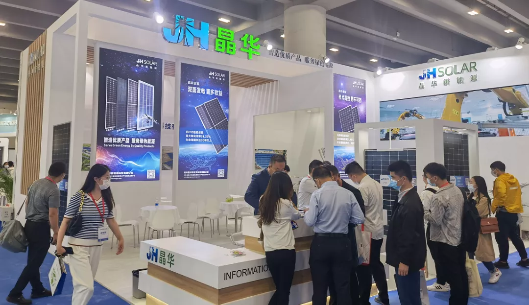 晶华新能源携金鲨、蓝鲨系列全尺寸组件霸气展出