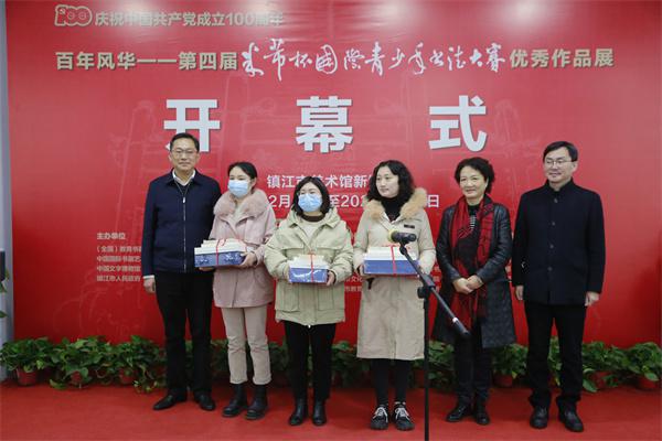 江苏省教育书法协会副秘书长徐晓梅，镇江市教育局副局长黄科文，镇江市丹徒区委常、宣传部长邵建海代表主办方向有个学校捐赠图书.jpg