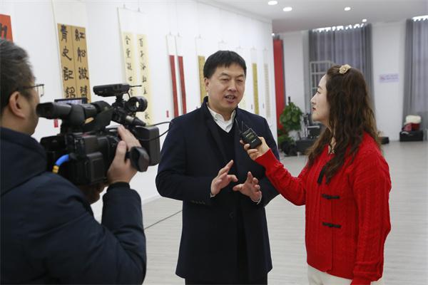 米芾杯大赛组委会秘书长刘培龙为网上观众作导览.jpg