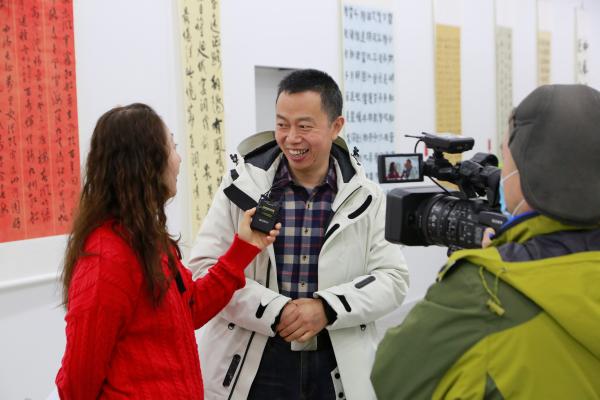 大赛评委、无锡市书法家协会副秘书长蒋君慧为展览作导览.jpg