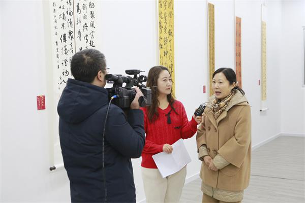 镇江市文化广电和旅游局局长周文娟为网上观众导览.jpg