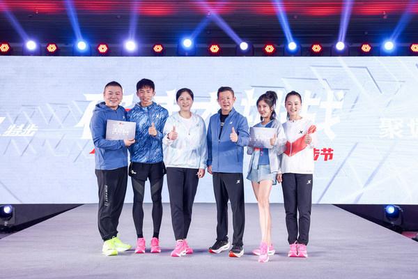 特步竞速跑鞋家族亮相 岳云鹏赵奕欢破速大挑战
