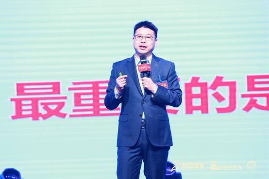 穿着西装笔挺的男子与配字

描述已自动生成