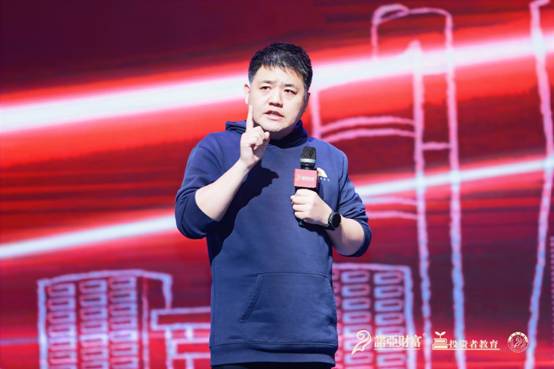 图片包含 男人, 站, 穿着, 棒球

描述已自动生成