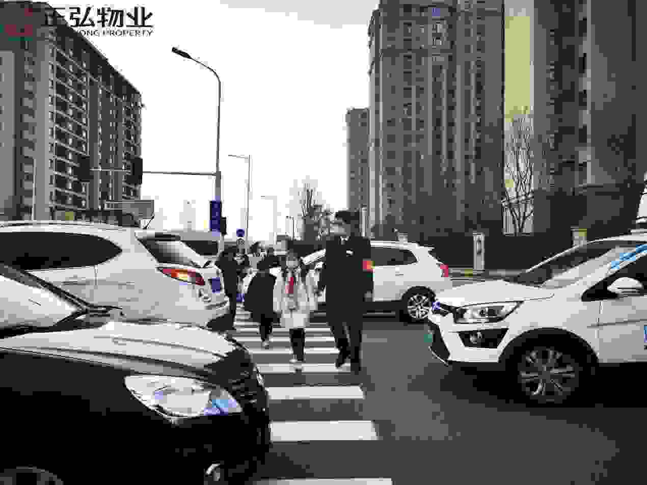 正弘物业护学行动，学校路口的“守护者”