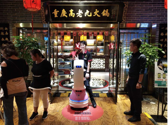 擎朗机器人登场上海国际火锅美食文化节 展示未来餐饮解决方案