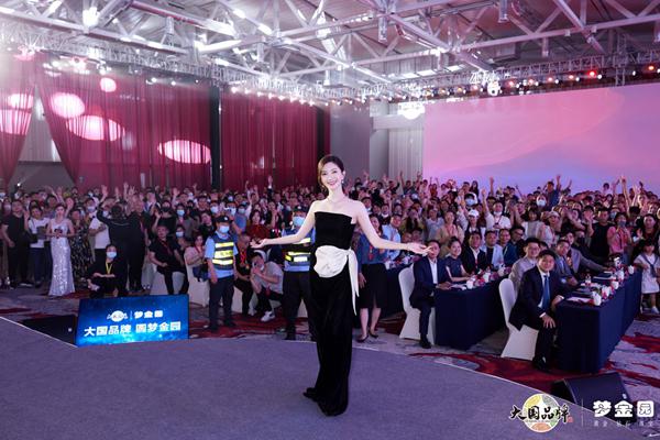 江疏影盛装出席梦金园珠宝品牌盛典