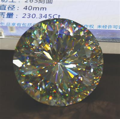 “火彩王后”钻饰华丽登场