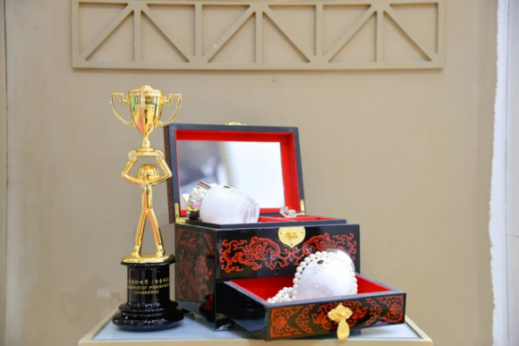 片仔癀化妆品两款明星产品亮相瑞丽美妆新势能馆，还双双荣获美伊大奖