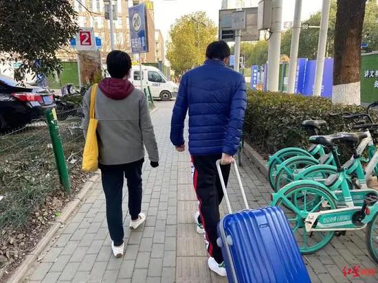 ↑张女士称，如果要不到钱，她和儿子就一直在武汉。 图片来源：红星新闻
