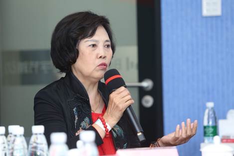 图片包含人,室内,桌子,女人描述已自动生成