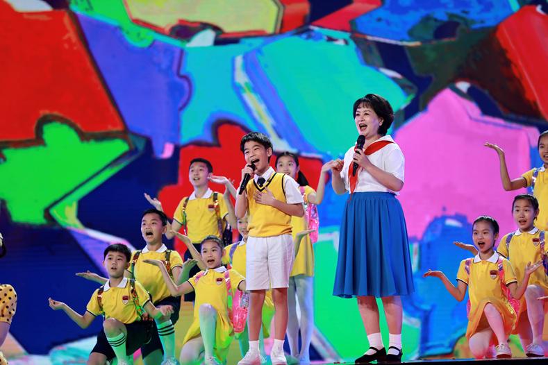 51talk学习体验官韩昊霖登央视六一晚会与榜样对话展示中国少年风采