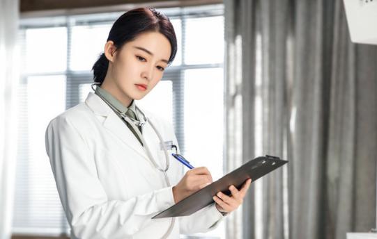 百变李沁穿出夏日“自然美”！果然不负电视剧女王范