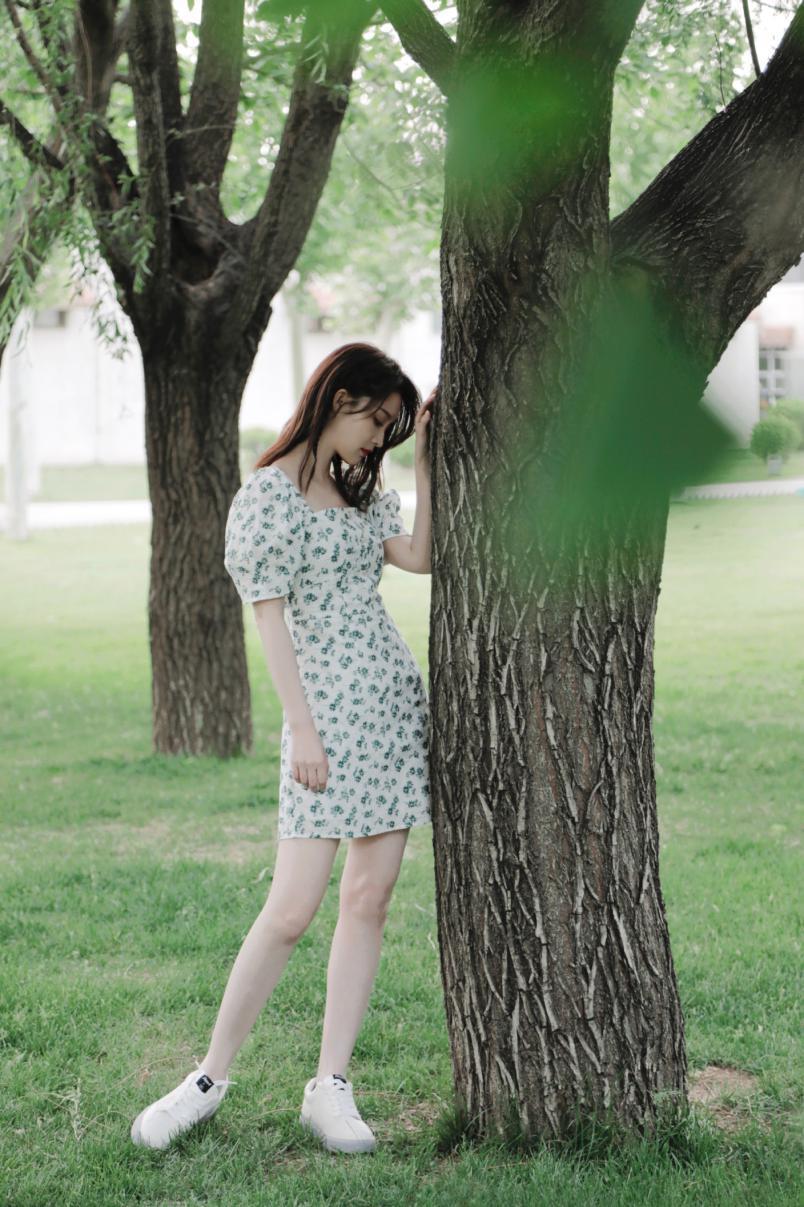 百变李沁穿出夏日“自然美”！果然不负电视剧女王范
