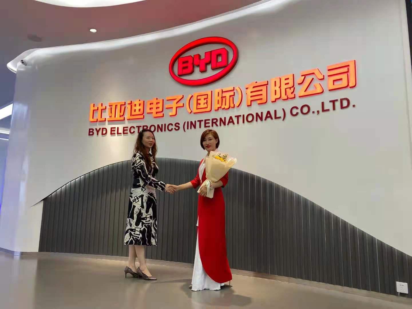 著名心理咨询师张觅音走进企业分享做自己的心理咨询师