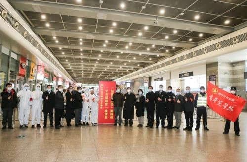 光明乳业贲敏代表公司慰问疫情防控志愿者