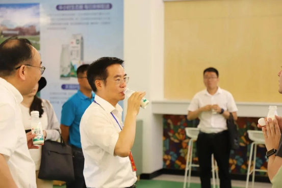 省委常委周联清亲临天籁牧场，见证一杯好奶的诞生