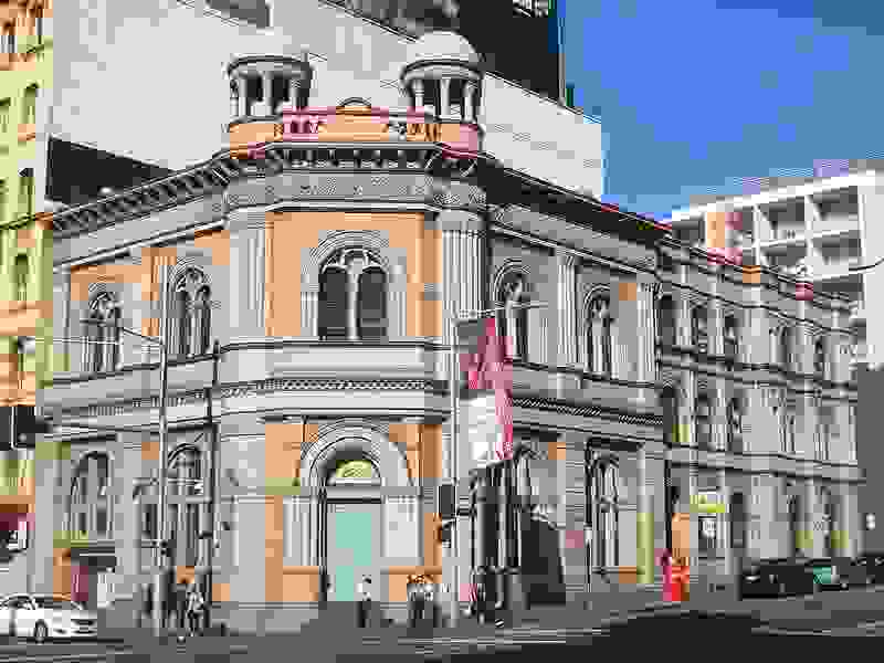 街道边矗立着一座古老的建筑描述已自动生成