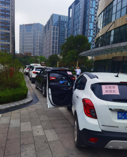 视力健康公益行——郑州暴雨后恒济慧视志愿者救援队行动中