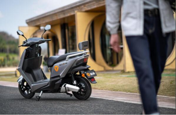 雅迪冠能2.0系列电动车，外出郊游的必备神器