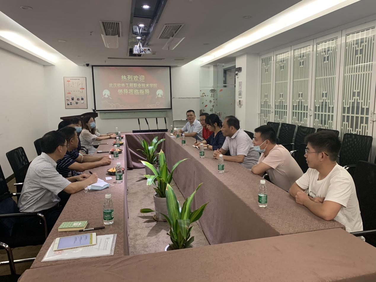 武汉软件工程职业学院一行至噢易云调研交流