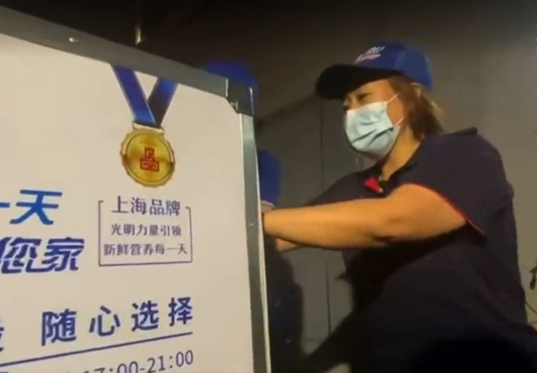 光明乳业送奶员为你讲述一杯好奶的诞生