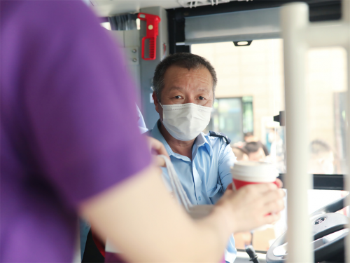 静博士“凉茶行动”,延续13年的城市关怀