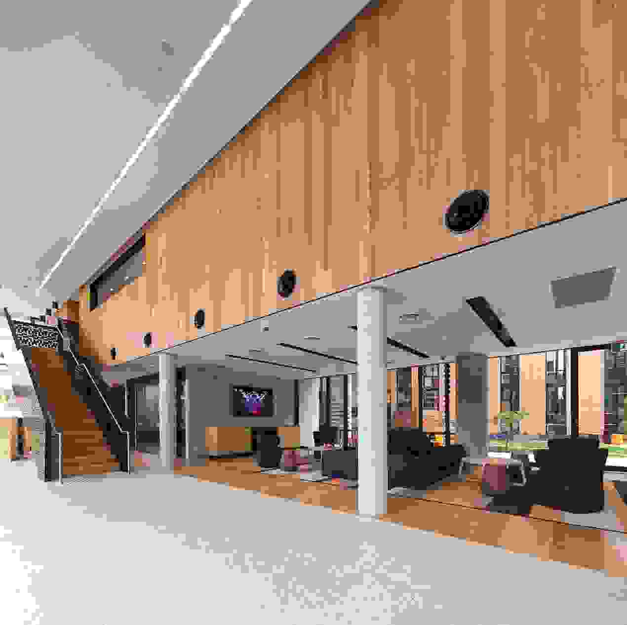 图片包含 室内, 建筑, 房间, 桌子描述已自动生成