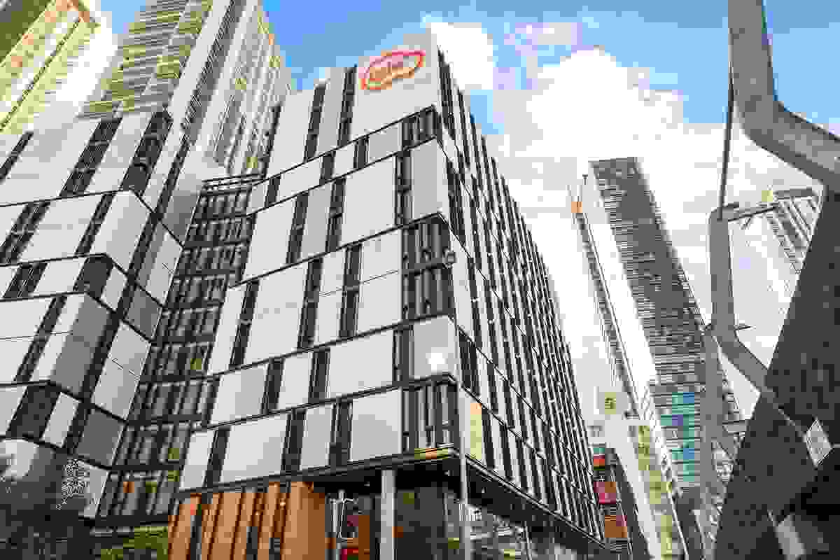 建筑上挂有招牌中度可信度描述已自动生成