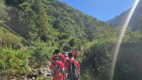 攀一座山，追一个梦！莫尼集成灶团建活动圆满结束