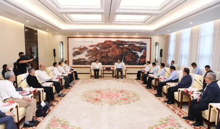 内蒙古自治区党委书记、人大常委会主任石泰峰会见洪清华一行