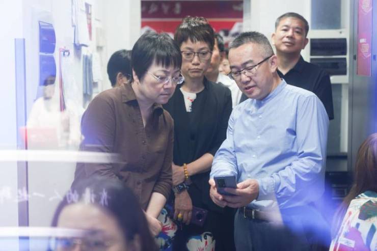 普陀区政协主席杭春芳走访点掌财经