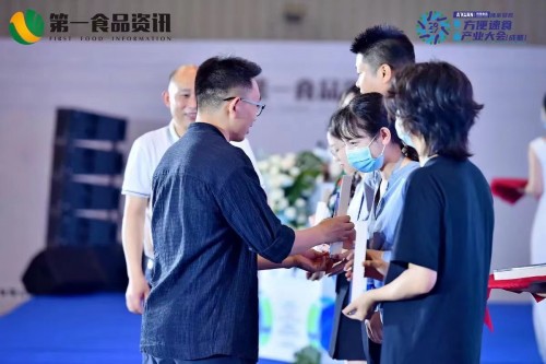 瞄准方便速食场景突破 小龙坎食品荣获年度场景突破品牌top5