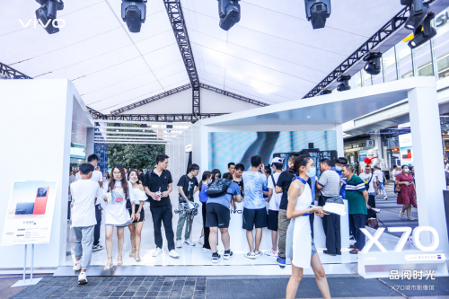 vivo X70系列首销路演亮相重庆观音桥 多重福利引抢购！
