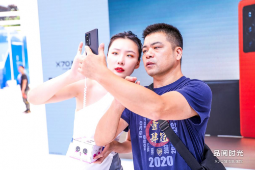 vivo X70系列首销路演亮相重庆观音桥 多重福利引抢购！