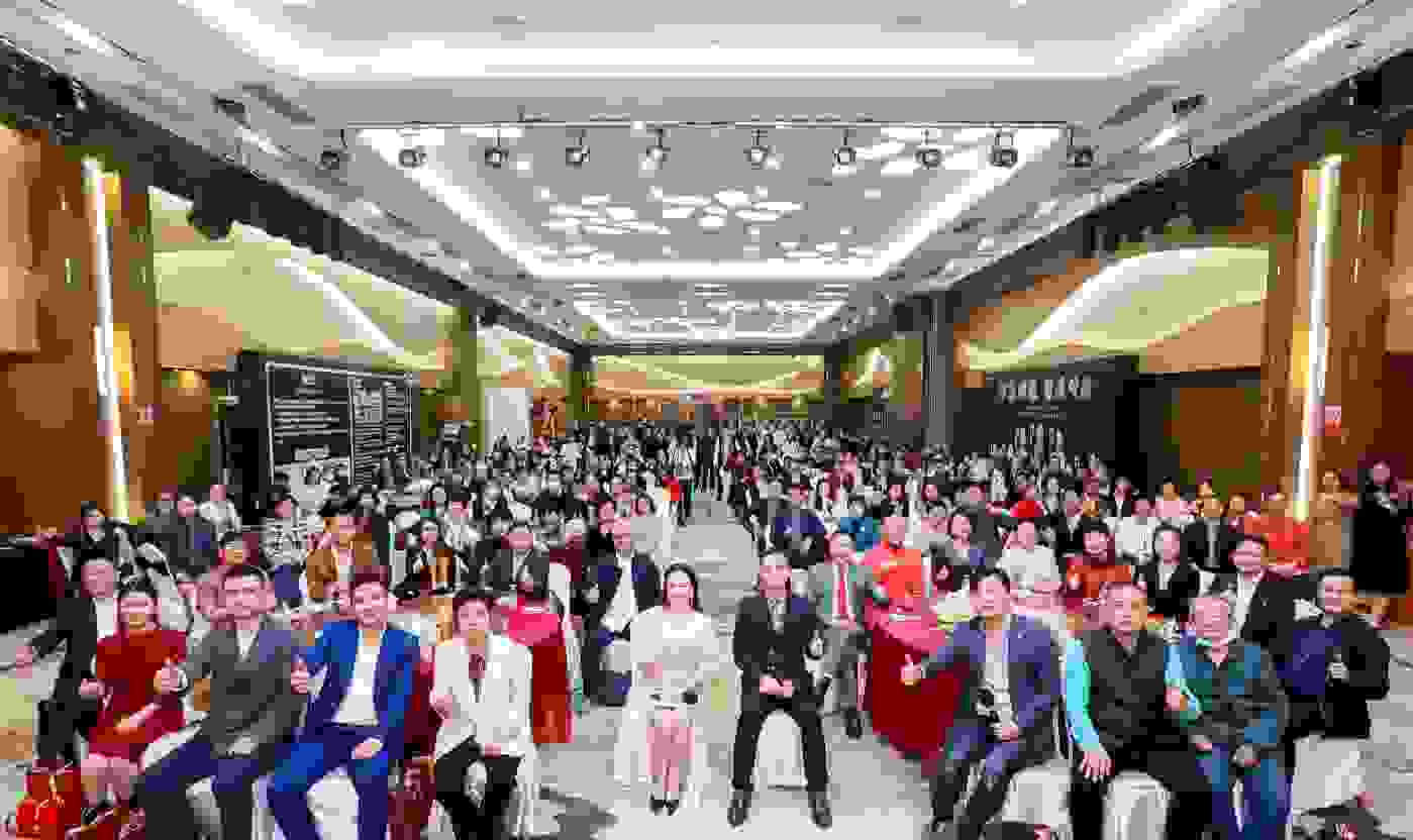 华讯荟首届年会暨“时代之变，发展之势”企业家论坛在羊城举行
