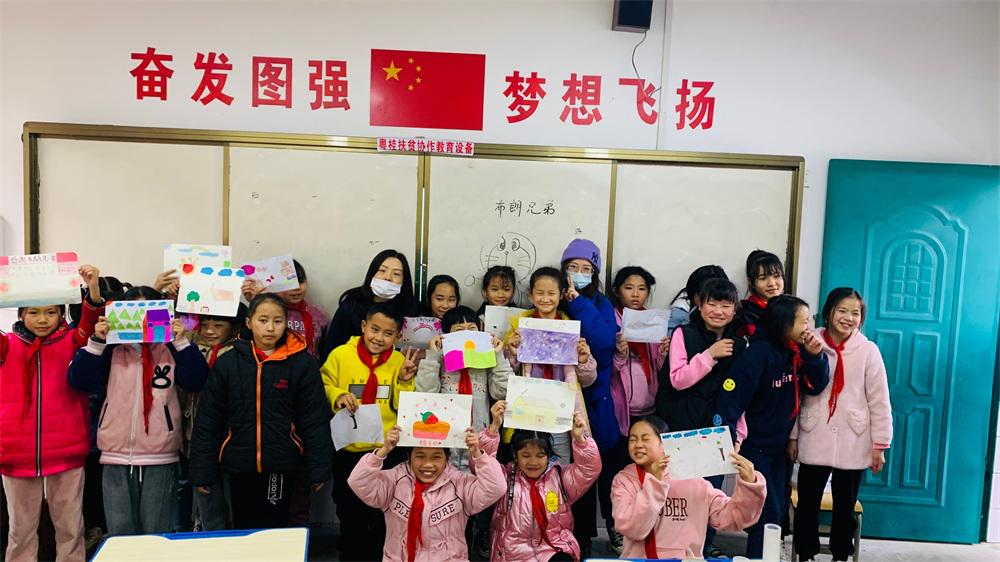 布朗兄弟公益活动进行中，爱一直在路上