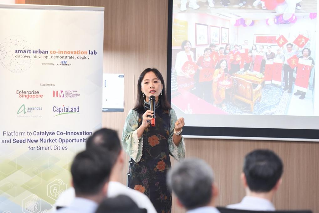 一群人站在台上演讲描述已自动生成