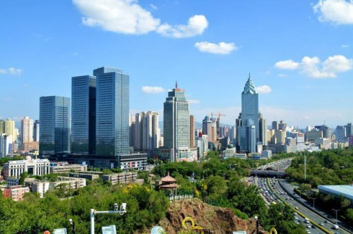 地平线上的新疆乌鲁木齐：一座美丽且富饶的城市