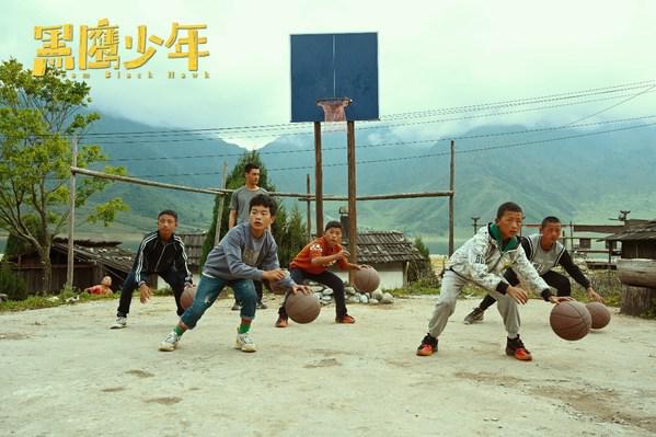新东方电影处女作《黑鹰少年》上映 再现凉山少年热血追梦故事
