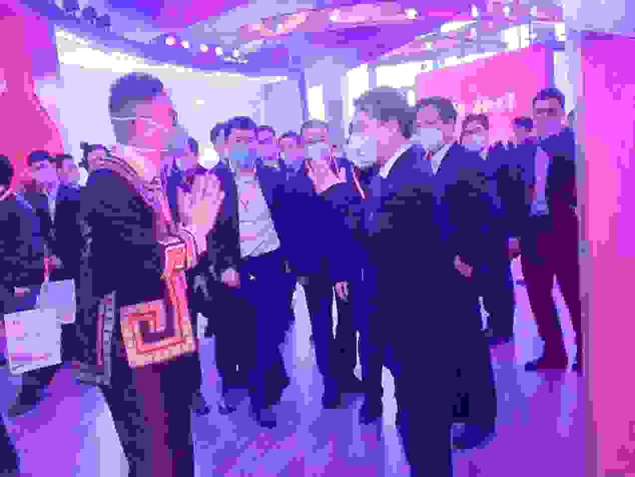 2022中国（贵州）国际酒博会：雄正创始人与茅台董事长互为致礼