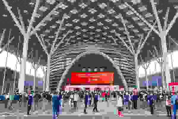 爱华仕箱包亮相深圳礼品展，彰显国货礼品新风采