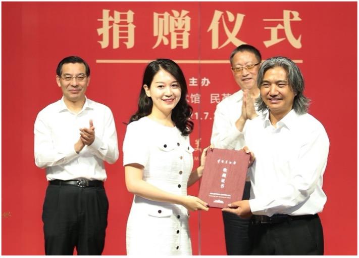 中国美术馆馆长吴为山给鞠瑶颁发作品收藏证书