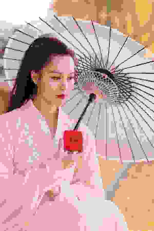 国风大片来袭 | 抖音国风达人周宝宝携手斑小将演绎东方之美