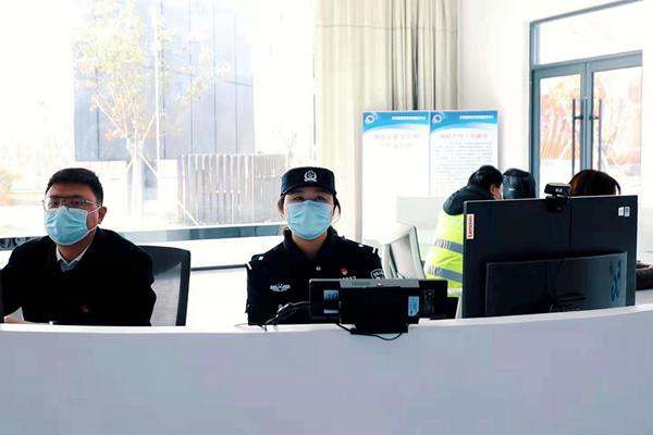 盐城-驻村民警正在巡查老人家情况.jpg