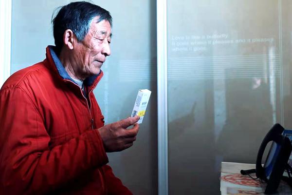 盐城-老人通过“智慧养老”桌面可视电话与村医核对用药.jpg