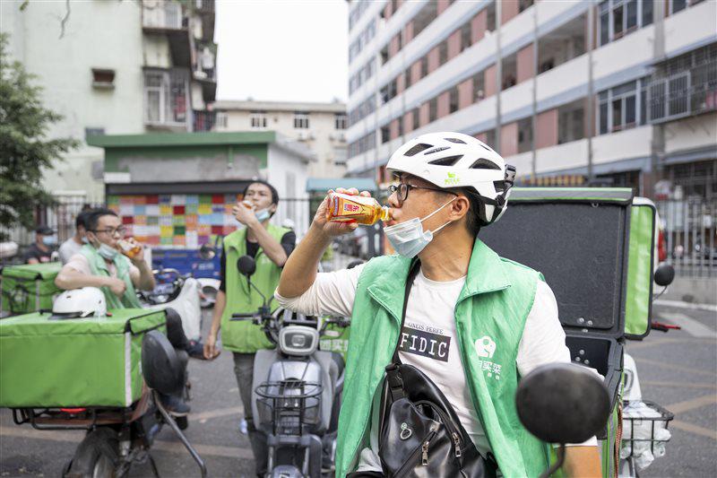 物资抵达“暖蜂驿站”，东鹏特饮为外卖骑手送去支持