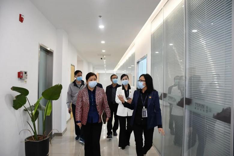 苏州姑苏人大主任郦小萍等领导莅临泰丰文化及丰链数字参观调研